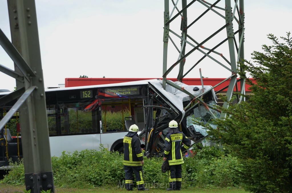 Schwerer Bus Unfall Koeln Porz Gremberghoven Neuenhofstr P121.JPG - Miklos Laubert